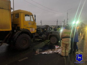 На месте ДТП до приезда медиков скончался водитель пикапа. Полицейские продолжают устанавливать все обстоятельства произошедшего.