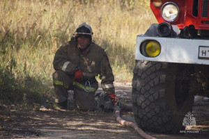 Особенно активно добровольцы действуют в сельской местности. Вместе с профессиональными пожарными они мужественно сражаются с огнем, спасая имущество и жизни людей.