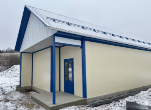 В настоящее время собран каркас будущего медицинского объекта, в котором помощь будут получать около 100 жителей населенного пункта.