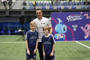 Матчи провели заслуженный мастер спорта Динияр Билялетдинов и чемпион мира и Евролиги по пляжному футболу Борис Никоноров.