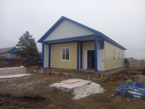 Модульное здание построено по типовому проекту, предусматривающему все необходимые помещения для оказания первичной медико-санитарной помощи.