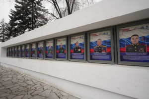 Данная экспозиция является продолжением экспозиции, размещенной на стендах пешеходной части улицы Ленинградской с портретами 35 самарских героев.