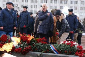 В этот день в Самаре на площади Славы у горельефа Скорбящей Матери-Родине прошла церемония возложения цветов.