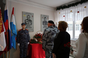 В завершении церемонии ее участники почтили память Дениса Лазутина и возложили цветы к мемориальной доске.