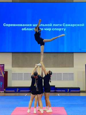 Фестиваль по чир спорту - это соревнования среди школьных и взрослых команд с участием 389 спортсменов и танцоров: десятки команд, сольных выходов и танцевальных номеров.