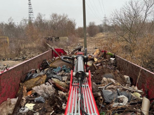 Такой объем больше, чем 10 железнодорожных вагонов-цементовозов. Весь этот мусор оставили в лесу люди.