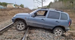 Шамилю Ханмагомедову поступило сообщение о семье, оказавшейся в экстренной ситуации на железной дороге. Полицейский незамедлительно направился на помощь.