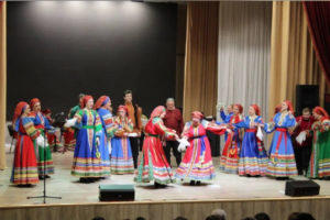 Зрители дружно подпевали артистам и провожали каждый номер оглушительными, по-настоящему бурными аплодисментами.