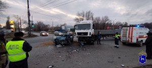 Водитель и пассажир легкового автомобиля доставлены с места ДТП в больницу.