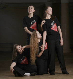 Актрисы театра «Грань» прочитают любовные стихи в «ЗИМ Галерее»