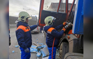 В результате столкновения водитель одного из грузовиков получил травмы ног и оказался зажат в кабине аварийного автомобиля.