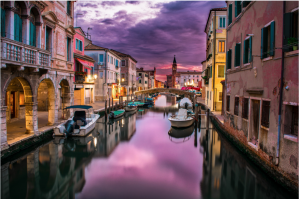 В Венеции женщина угнала лодку и врезалась в мост