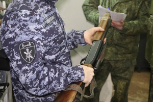 В Самаре Росгвардия передала 400 единиц оружия в зону СВО