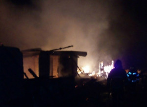 Сегодня ночью в селе Усинское загорелись дом и надворные постройки