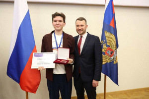 Церемония награждения прошла в Москве в рамках форума «Сердца молодых» при Министерстве просвещения Российской Федерации.