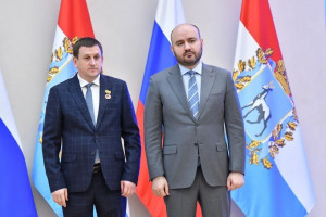 Глава региона поздравил собравшихся с Днем Конституции и подчеркнул важность этого праздника для всей страны.