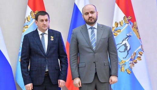 Глава региона поздравил собравшихся с Днем Конституции и подчеркнул важность этого праздника для всей страны.