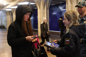 Только за час судебными приставами было проверено порядка 20 посетителей метрополитена. Нашлись и те, у кого имелись непогашенные задолженности.