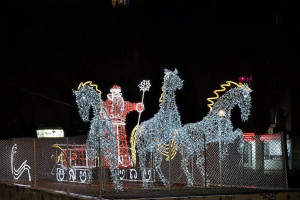 Площадь Героев 21-ой Армии украшает композиция «Тройка с Дедом Морозом».