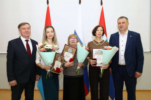 В театре «Мастерская» для активных жителей, руководителей учреждений и предприятий, располагающихся на района, был организован праздничный концерт.