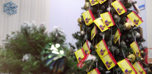 Директор Самарского филиала «Т Плюс» Марат Феткуллов снял с «Елки желаний» открытки детей