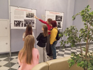 В экспозиции представлены уникальные архивные фотографии военного времени и личные документы артистов.