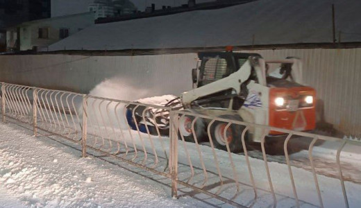 Дорожные службы в Самаре перешли на усиленный режим работы из-за сильного снегопада и метели.