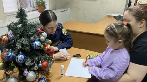 Участники вместе изготовили новогодние игрушки, погрузившись в атмосферу праздника и доброго настроения.