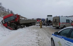 Одному из них потребовалась помощь спасателей для освобождения из транспортного средства.