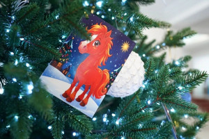 Ноутбук, смарт-часы, принтер: Вячеслав Федорищев снял детские открытки с «Елки желаний»