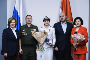 Вячеслав Федорищев и Марина Сидухина вручили медаль «За проявленное мужество» дочери участника СВО из Самарской области