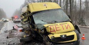 В медучреждение для оказания помощи доставлены ехавшие в микроавтобусе десять несовершеннолетних.