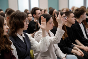 Участниками встречи стали более 70 студентов из трёх вузов региона. Многие из них уже занимаются политикой и являются частью молодёжного парламента.