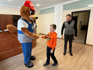 Сегодня мальчика пригласили на предприятие, где его тепло встретил талисман РКС - Бобр - и поздравил с наступающим праздником.