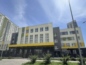 В новой школе на 200 мест будут расположены учебные кабинеты, два спортивных зала, столовая.