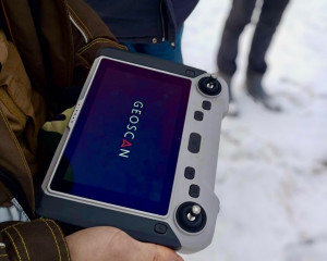 Главное преимущество — камеры, способные «видеть» сквозь задымление. 50 специалистов-лесоводов уже обучены работе с новой техникой.