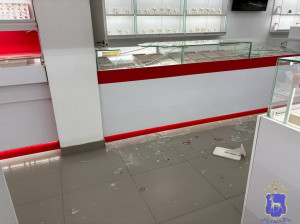 Сызранец, разбив стекло витрины, открыто похитил четыре планшетки с ювелирными изделиями