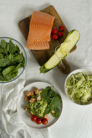 Врач подчеркнула, что человек должен знать и учитывать свою наследственность и предрасположенности, чем болели и от чего умирали близкие родственники, — это поможет назначить нужные обследования.