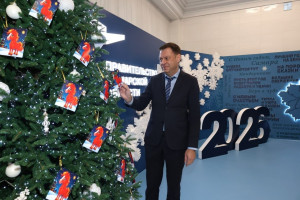 Руководитель ведомства снял открытку юной жительницы Ксении города Чапаевска, которая попросила на Новый год планшет.