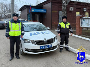 В Чапаевске инспекторы ДПС встали на защиту гаража от огня