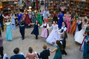 Новогодние танцы: в СОУНБ прошел литературный бал —ФОТО