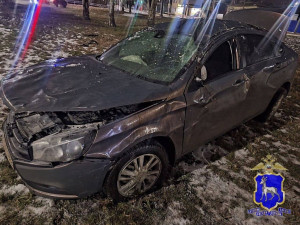 В Сызрани машина врезалась в бетонный блок и перевернулась