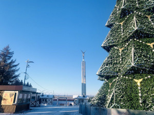 В день открытия катка гостей ждет насыщенная праздничная программа. Торжественный старт сезону дадут Дед Мороз и его помощники. 