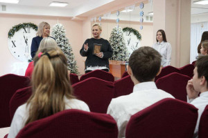 На сегодняшний день все пожелания уже сняты с ёлки – жители Самары исполняют детские мечты и вручают подарки.