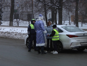 Для юных участников встреч волшебники в погонах организуют веселые викторины, напоминая о безопасном поведении, и объясняя, как правильно переходить дорогу в снегопад, почему нельзя играть вблизи проезжей части, как вести себя на катке или горке.