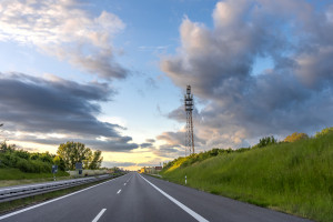 Темпы развития сети Билайна в уходящем году стали рекордными. За год оператор запустил более 36 тыс. базовых станций — это примерно по 100 в день, — и около 5,3 тыс. новых сайтов.