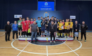 Участниками стали команды мальчиков и девочек в четырех возрастных группах - ученики школ и воспитанники школьных спортивных клубов.