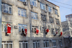 По инициативе ЕР десант Дедов Морозов поздравил пациентов детской больницы в Самаре