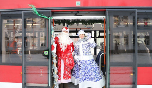 Украшенный новогодний транспорт вышел на городские маршруты в Самаре