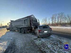 В Волжском районе легковушка врезалась в стоящий большегруз